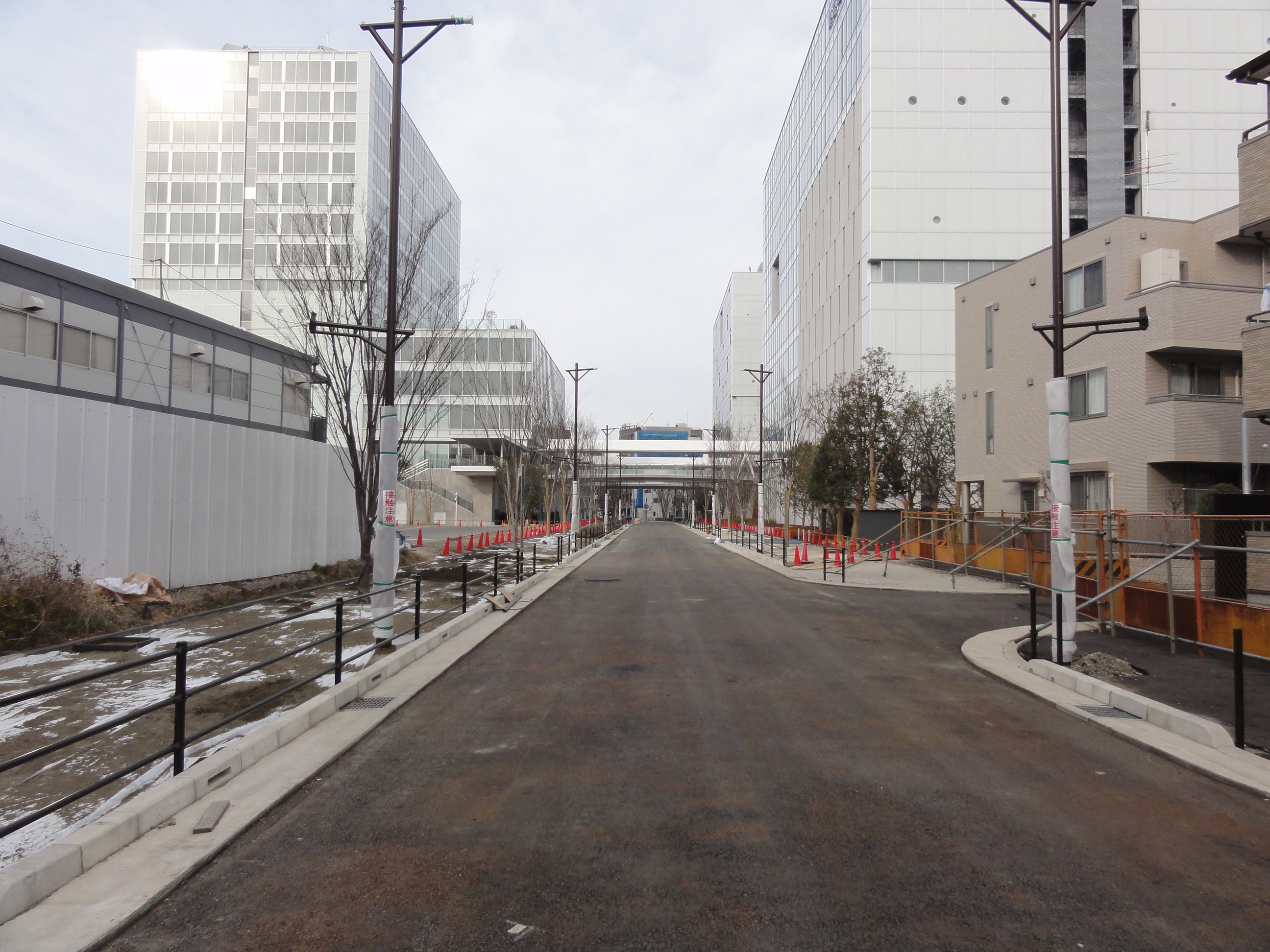 近所を散策　駅前に建設中の東京電機大学